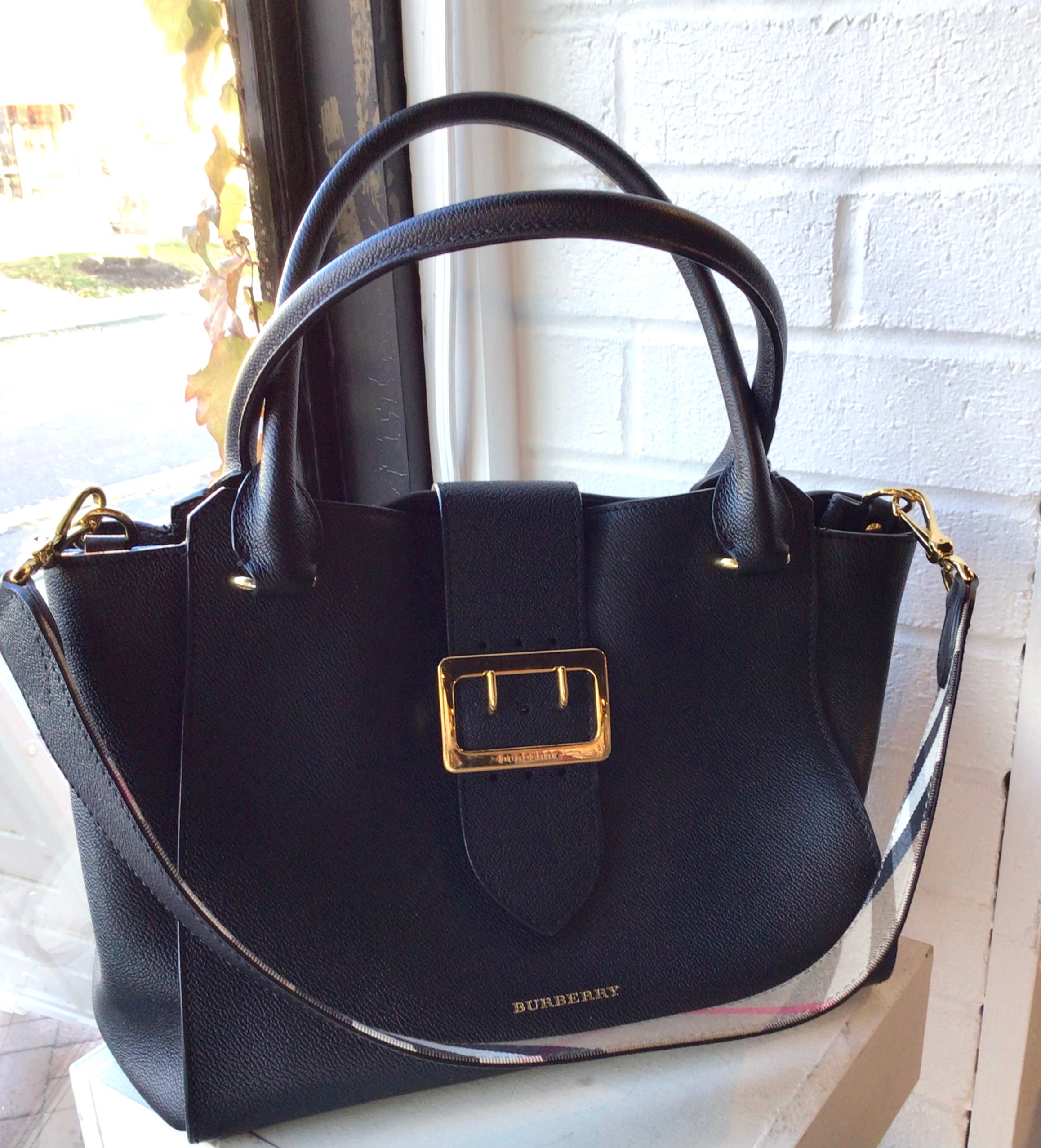 Burberry Black Leather Handbag-Authenticated